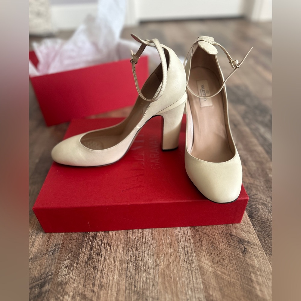 Valentino Garavani Beige Ankle Strap Heels - Picture 14 of 15